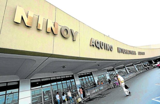 After flights came to a standstill on Jan. 1, government officials think operations of the Ninoy Aquino International Airport will be better if privatized. STORY: Poe, Escudero back Naia privatization