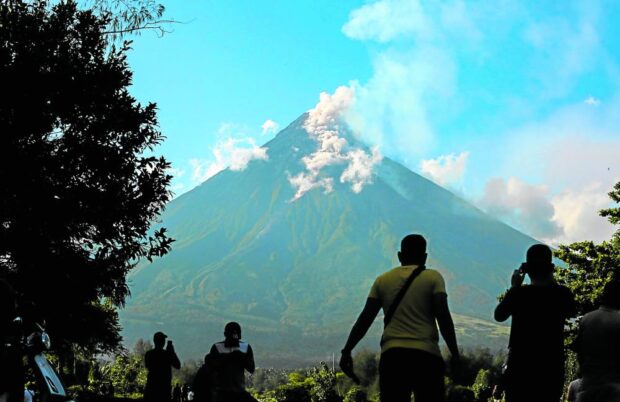 Une éruption “dangereuse” du Mayon se profile ;  les habitants ont dit de partir