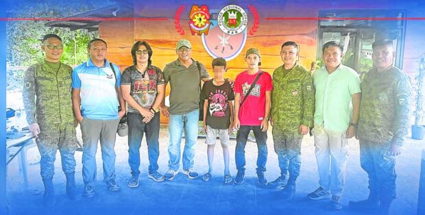 GROUP PHOTO Military officers, in this photo circulated Friday, pose with Abu Sayyaf fighters, among them a 13-year-old Egyptian, who surrendered to authorities this week. —PHOTO FROM POLICE REGIONAL OFFICE-BANGSAMORO AUTONOMOUS REGION IN MUSLIM MINDANAO