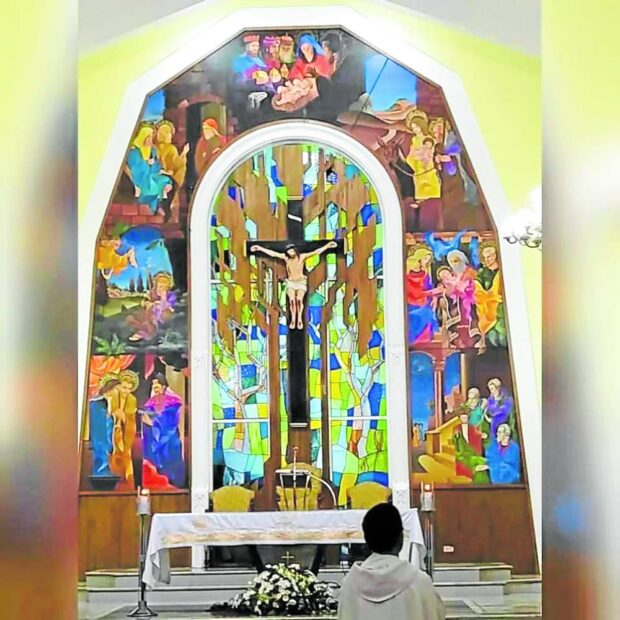 ART BREAKS DIVIDES RameerTawasil, a Muslim, lends his skills to render the altar backdrop of St. Joseph Catholic church in Zamboanga City. —PHOTO COURTESY OF DODI FLORETA