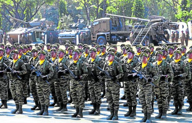BATTLE READY. Troops from the Philippine Army stand in formation in Fort Bonifacio, Taguig City. The government is studying whether they would be required to tướng contribute to tướng their retirement fund. —MARIANNE BERMUDEZ mup pension 