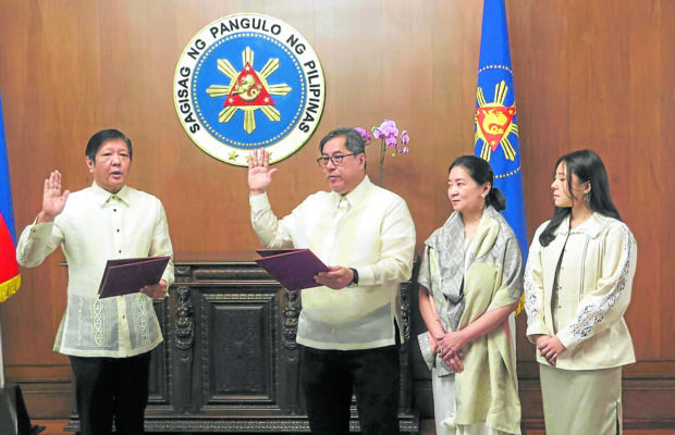 President Marcos Jr. administers the oath of newly appointed Health Secretary Teodoro Herbosa in Malacañang Palace on Tuesday. STORY: Unpaid DOH benefits top new chief’s agenda