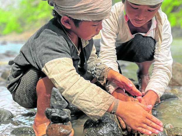 Children ofthe indigenous Baduy group play with rocks at a river in the village of Kanekes in Lebak, Banten province. A segment of the Baduy has chosen to live in the interior of its forest community and reject technology, including the internet. STORY: Indonesian ethnic group requests internet blackout