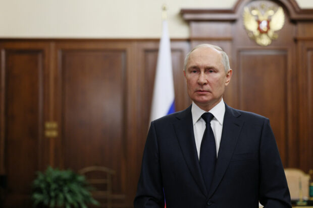 Putin pays tribute to killed Russian pilots 