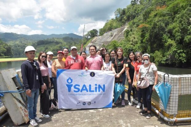 Fifteen public school teachers from five public schools in Quezon City are the first batch of Manila Water’s SALIN – Lakbayan Para Sa Mga Guro Program participants. The teachers were given a guided tour of the water trail from the raw water source up to the wastewater treatment, along with a workshop on the company’s advocacies.