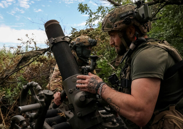  Ukrainian servicemen, of the 10th separate mountain assault brigade of the Armed Forces of Ukraine, prepare to fire a mortar at their positions at a front line, amid Russia's attack on Ukraine, near the city of Bakhmut in Donetsk region, Ukraine July 13, 2023. REUTERS/Sofiia Gatilova/File Photo
