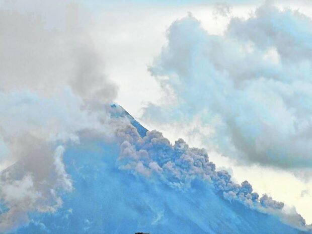 Mayon Volcano’s earthquake and rockfall events have decreased, but its sulfur dioxide emission has surged over the last 24 hours, the Philippine Institute of Volcanology and Seismology (Phivolcs) said on Sunday.