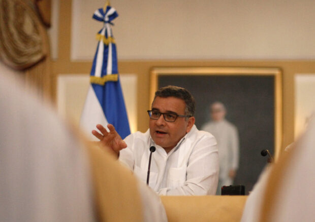 El Salvadoran President Mauricio Funes speaks with journalists in a hall of the presidential palace in San Salvador