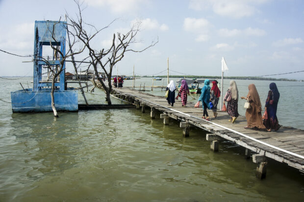 ‘Bencana yang lambat’: Masyarakat Indonesia di desa yang tenggelam terpaksa beradaptasi