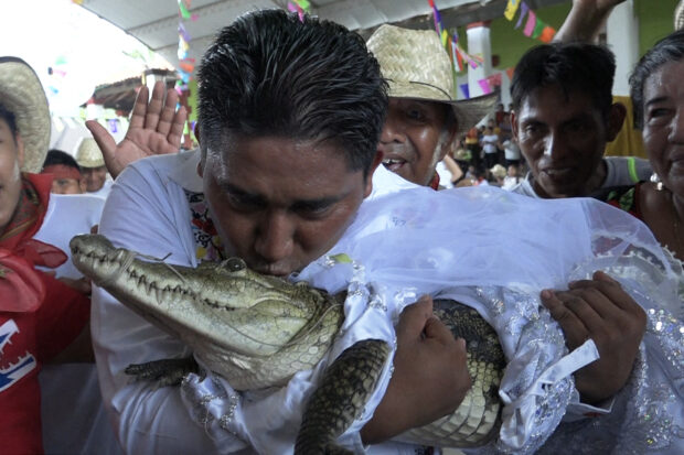 Mexican mayor weds a reptile