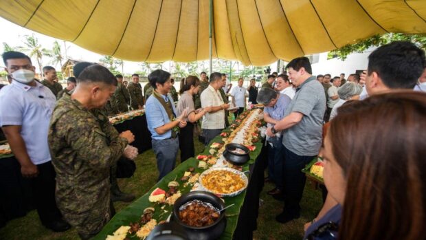 BOODLE FIGHT   President Marcos joins soldiers and local government officials in a boodle fight during his visit to the headquarters of the Philippine Army’s 803rd Infantry Brigade in Catarman, Northern Samar, on July 14. —PHOTO COURTESY OF TACLOBAN CITY MAYOR ALFRED ROMUALDEZ