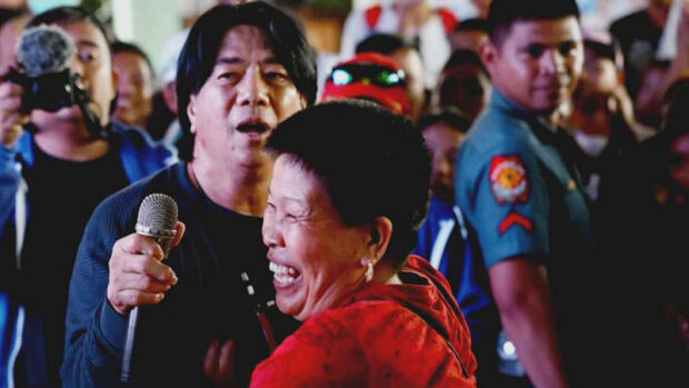 JOY IN SHELTERS. Tv host Willie Revillame and evacuees share a laugh as the Wowowin host came for a visit in evacuation centers in Sto. Domingo and Daraga, Albay on Friday, July 14, to entertain, play games and distribute relief goods to Mayon Volcano evacuees. CONTRIBUTED PHOTO