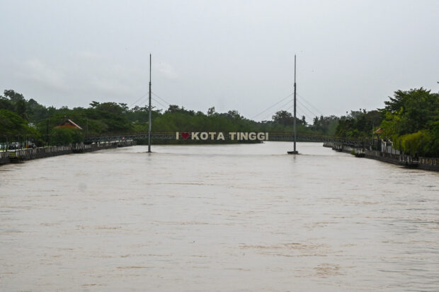 马来西亚一家10口被洪水冲走，发现7具尸体