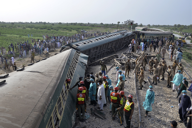 Pakistan train derailment kills 30, injures 60