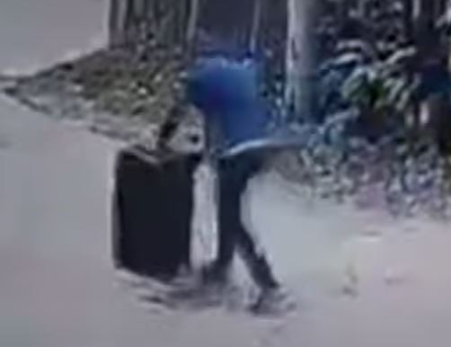 CCTV footage shows a man carrying a suitcase, which he allegedly used to abduct an 8-year-old Korean girl. (Screen grab from KBS)