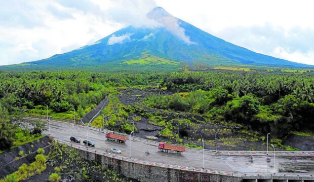 Phivolcs says Mayon’s quakes surged as rockfall events and sulfur dioxide emissions dropped