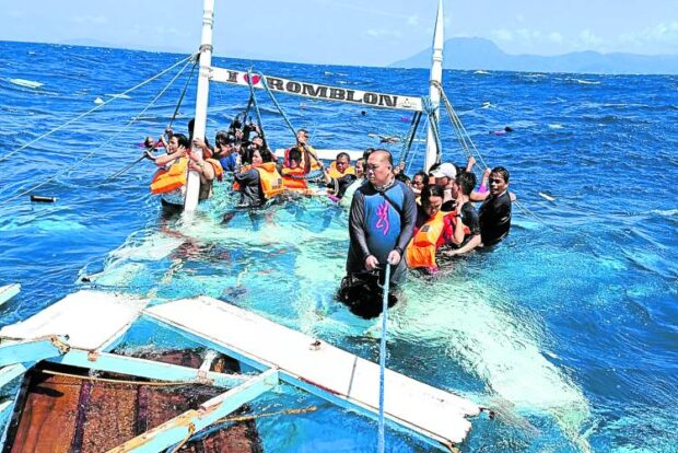 Marina suspends sailing permit of boat in Romblon accident