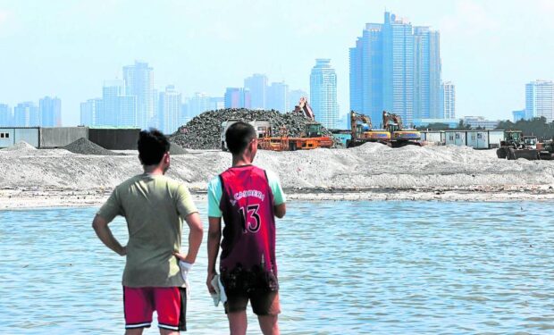 BUSINESS AS USUAL Reclamation work in Manila Bay goes on unhampered on Wednesday despite President Marcos’ statement that 21 of the 22 projects are suspended. —MARIANNE BERMUDEZ
