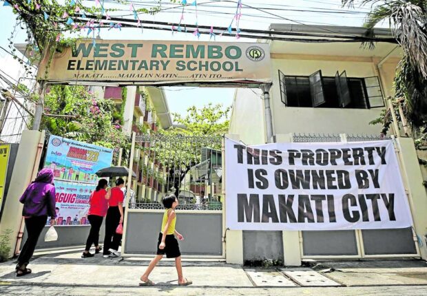 A huge tarpaulin is displayed near the gate of West Rembo Elementary School to announce Makati City’s ownership of the school compound. The Department of Education (DepEd) has placed 14 public schools in Makati City, including this school, under the supervision of the DepEd Taguig-Pateros Division.