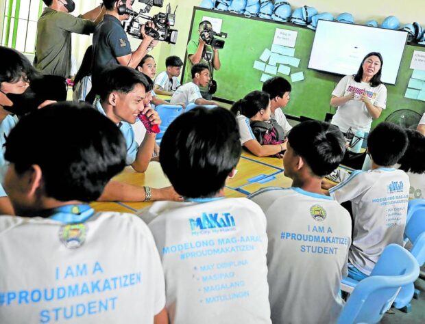 A NEW ‘MAYORA’ ON CAMPUS Taguig City Mayor Lani Cayetano arrives for a “Brigada Eskwela” cleanup activity on Tuesday at Tibagan Elementary School, a campus in one of the 10 barangays transferred to her city’s jurisdiction from neighboring Makati City under a Supreme Court ruling on their boundary dispute. The students’ shirts, meanwhile, seem to show where their “pride” still lies. —RICHARD A. REYES