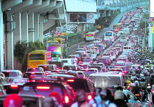 MORE OF THIS?  Transportation officials are warning more traffic buildups if Metro Manila returns to the yellow lanesystem. —MARIANNE BERMUDEZ