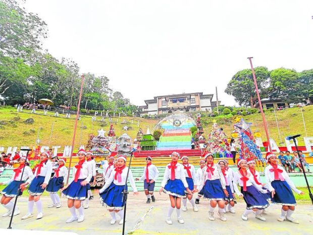 NEWTERRITORY Children performat the Pikit town plazaduring a Christmas programlast year. In the background is the historic Pikit town hall which sits in a village that is nowpart of the Bangsamoro region. —PHOTO COURTESY OF SUMULONG SULTAN