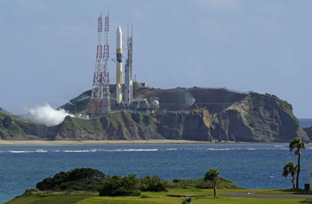 Japan suspends H-IIA rocket launch for moonshot