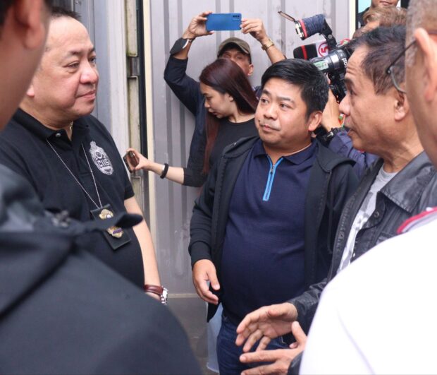 Mayor Along Malapitan during the raid of illegal meat storage facility.