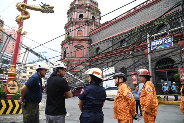 3 injured as electric poles topple over in Binondo