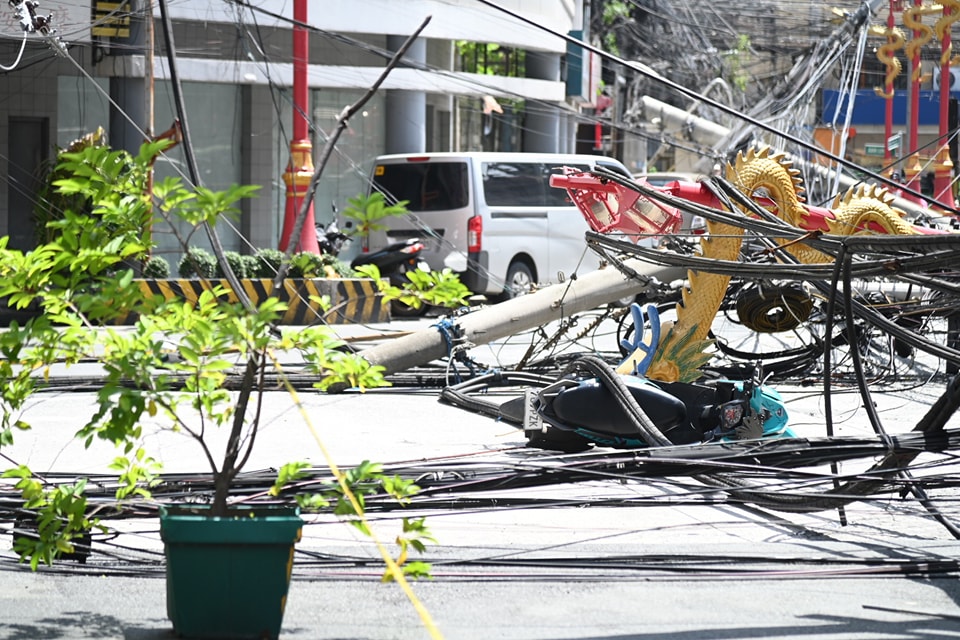 3 injured as electric poles topple over in Binondo Inquirer News