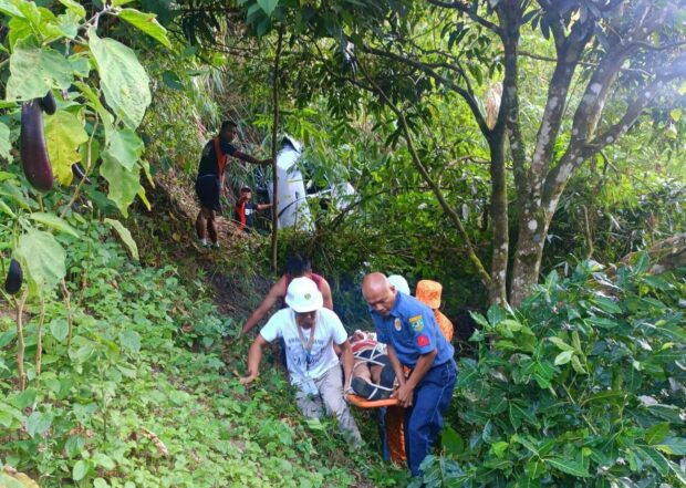 RESCUED. Rescuers carry the four injured passengers who were inside a sports utility vehicle which fell down a 100-meter cliff in Santa Fe, Nueva Vizcaya on Saturday, Aug. 19. Photo from PNP-Santa Fe, Nueva Vizcaya