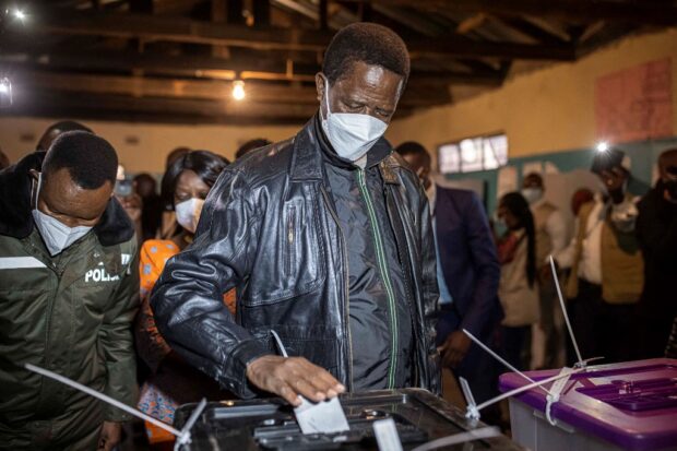 Zambia's incumbent president Edgar Lungu (C) casts his vote at a polling station in Lusaka on August 12, 2021, as they country holds presidential and legislative elections. (Photo by Patrick Meinhardt / AFP)