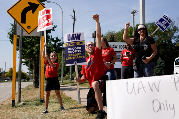 Striking United Auto Workers (UAW) union workers picket outside the Ford Michigan Assembly Plant in Wayne, Michigan, U.S., September 23, 2023. REUTERS/Dieu-Nalio Chery/File Photo