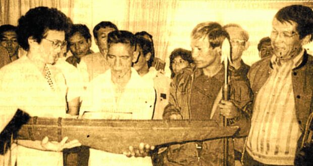 EXCHANGE OF TOKENS In this 1986 newspaper clipping, then President Corazon Aquino (left) receives a shield and a spear as peace tokens from Ama Mario Yag-Ao of the Cordillera BodongAdministration and rebel priest Conrado Balweg of the Cordillera People’s Liberation Army. Then Defense Secretary Juan Ponce Enrile (right) witnessed the event. —INQUIRER FILE PHOTO peace marker cordillera