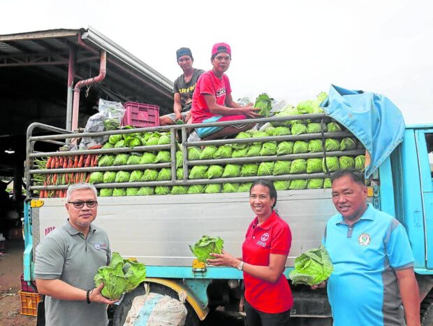 TO YOUR PANTRY Terminal officials show off produce aboutto be dispatched for delivery. —PHOTO FROMUS EMBASSY IN MANILA