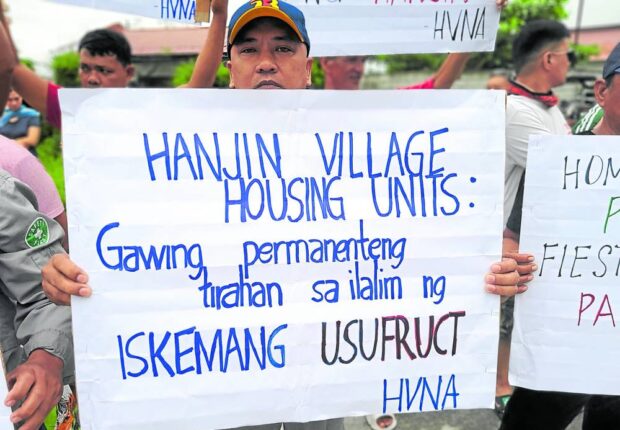 Asserting their legal rights to their mortgaged houses, former workers of the bankrupt Hanjin Heavy Industries Corp. in Zambales province stage a protest in this photo taken on Sept. 23 after they were forced out of the housing village built for them by the now shuttered South Korean shipbuilding firm.