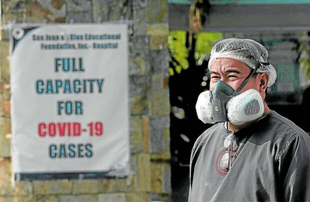 FULL CAPACITY  An advisory that reads “Full Capacity for COVID-19 cases” is seen posted at a hospital in Pasay City at the height of the pandemic in 2021. —RICHARD A. REYES