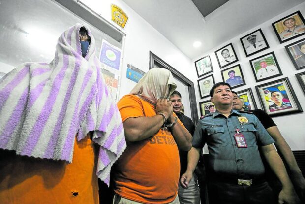‘FIRING LINE’ Under the Philippine National Police’s newguidelines, presenting crime suspects in a “firing line,” like what
the police did in this photo taken in July, will now be prohibited
to protect their privacy. The suspects’ identities will also be
partly withheld. —LYN RILLON