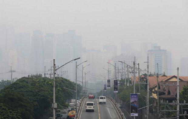 DUE TO TOXICITY, NOT TAAL Smog thickly veils the Ortigas Center skyline as seen from Circumferential Road No. 5 on Friday morning. Officials attribute the phenomenon to Metro Manila’s air pollution. Air quality in the capital has been recorded at varying critical levels. —LYN RILLON