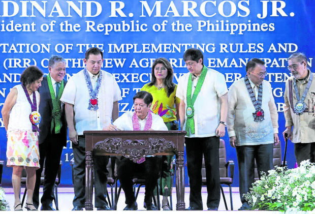 TWO MORE YEARS President Marcos signs Executive Order No. 40 at the DAR office in Quezon City. Witnessing the signing were Sen. Cynthia Villar, Special Assistant to the President Antonio Lagdameo Jr., House Speaker Martin Romualdez, Senator Imee Marcos, and DAR Secretary Conrado Estrella III. INQUIRER/ MARIANNE BERMUDEZ agrarian debt payment