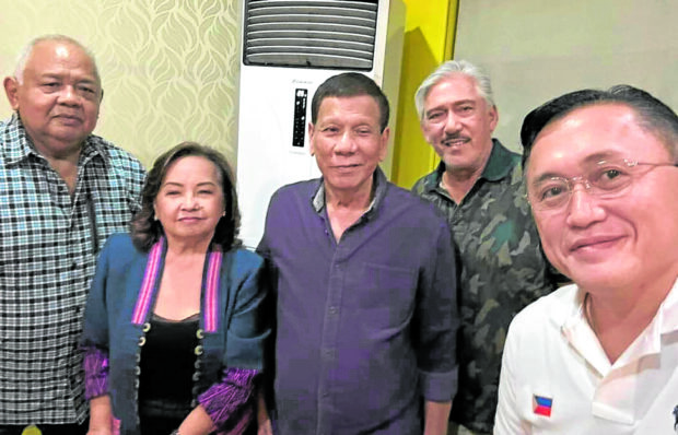 INFORMAL MEETING Sen. Christopher “Bong” Go posts a selfie of the meeting of the two former presidents on his Facebook page. —PHOTO FROM THE FACEBOOK OF SEN. BONG GO arroyo duterte