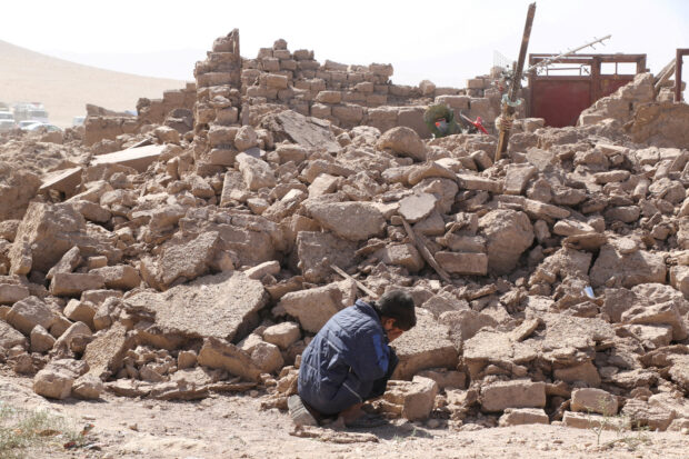 A boy cries as he sits next to debris, in the aftermath of an earthquake in the district of Zinda Jan, in Herat, Afghanistan, October 8, 2023. REUTERS/Stringer