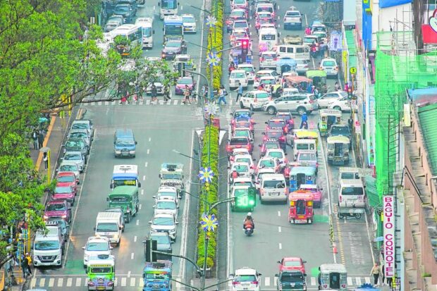 GRIDLOCK Congestion in Baguio City has become too big it can affect the summer capital’s economy with gridlocks becoming a normal occurrence. Infrastructure giants have offered solutionsin partnership proposals with the city government. —NEIL CLARK ONGCHANGCO