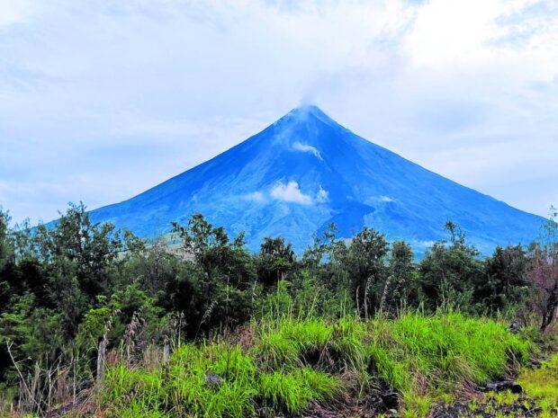DANGEROUS FLOW Continuous lava emitted by Mayon Volcano at the Bonga gully is visible in this photo taken on Sept. 24 at Barangay Bonga in Legazpi City. —JOHN MICHAEL L. MANJARES/CONTRIBUTOR