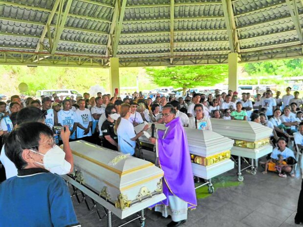 JUSTICE Relatives, friends and neighbors cry out for justice asthey attend the burial of three fishermen in Subic, Zambales, on Oct. 8. The local fishers were killed when an oil tanker rammed their boat off Pangasinan on Oct. 2. —ANSBERT JOAQUIN