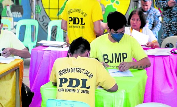 DEMOCRATIC EXERCISE Inmates cast their votes at the Bureau of Jail Management and Penology compound in Urdaneta City, Pangasinan, during Monday’s barangay and Sangguniang Kabataan elections. —RAY B. ZAMBRANO