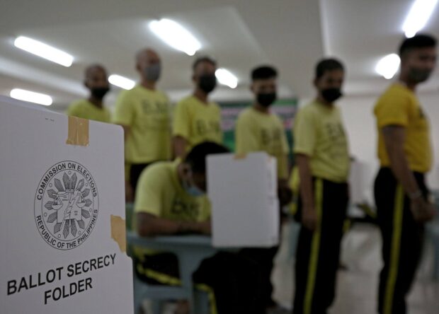 RIGHT TO VOTE Inmates cast their votes for the barangay and Sangguniang Kabataan elections inside Manila City Jail on Monday. Reports from the Bureau of Jail Management and Penology and the Bureau of Corrections say 29,295 inmates around the country have been allowed to vote in the village and youth polls. —RICHARD A. REYES