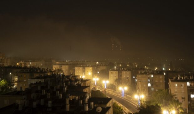 A dense cloud of smoke from the bombing of the Gaza Strip invades the Israeli border city of Ashkelon on the night of October 27, 2023