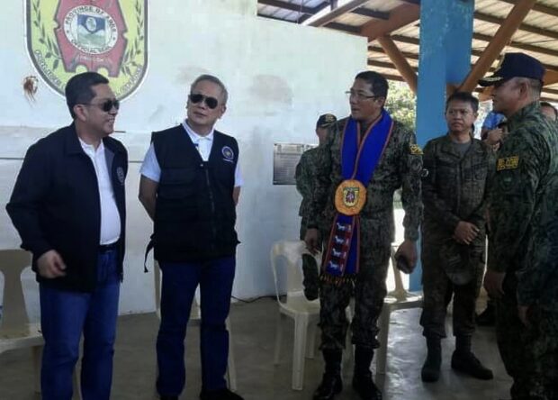 BRIEFING   Commission on Elections Chair George Garcia (left) and Philippine National Police chief Gen. Benjamin Acorda Jr. are given a briefing in Abra province on Sunday, a closely watched area for Monday’s barangay and youth polls.  —PHILIPPINE INFORMATION AGENCY