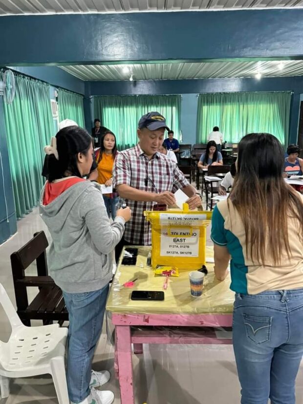 Senator Francis Tolentino votes on Barangay and Sangguniang Kabataan elections on October 30, 2023 (Photo from the office of the lawmaker)